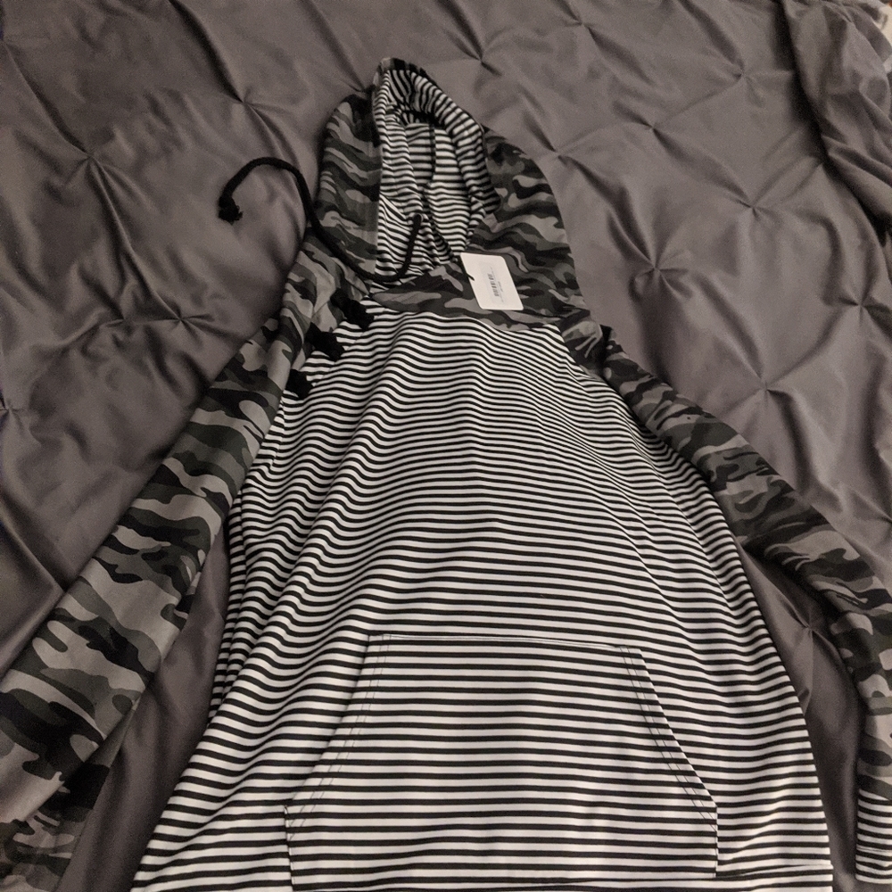 Camo & stripped hooded sweatshirt